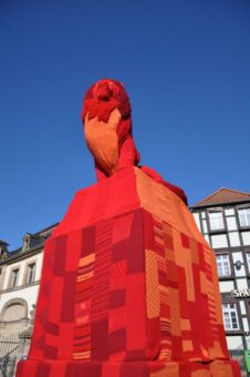 Am Samstag: Näh-Workshop an der vhs mit Woll-Elementen des Friedenslöwen