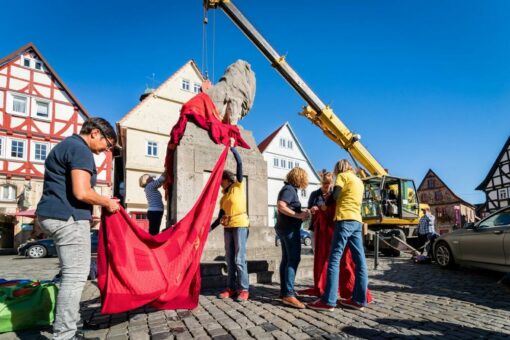 Die Wolle ist weg, die Botschaft bleibt: Lauterbacher Friedenslöwe wieder enthüllt