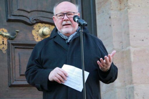 ONE BILLION RISING Rund 70 haben auf dem Lauterbacher Marktplatz getanzt