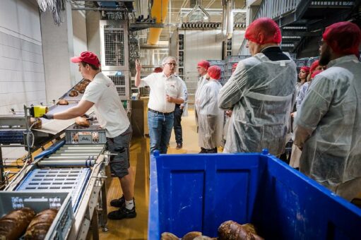 Netzwerk Wirtschaft im Regionalmanagement Mittelhessen trifft sich in Limburger Bäckerei Schäfer und informiert sich über Metaverse und Virtual Reality