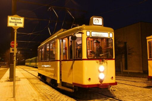 Von Bethlehem nach Hannover: ÜSTRA Oldtimer verteilen Friedenslicht