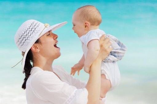 Erholsamer Urlaub für junge Familien: So gelingt die Fernreise mit Baby