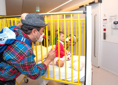 Klinikclowns begleiten Kinder bis zur OP-Schleuse