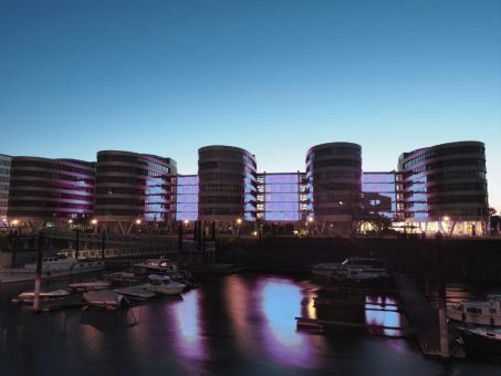 Weltkrebstag: Five Boats leuchtet lavendel