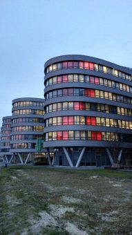 Duisburgs größte AIDS-Schleife hängt jetzt im Innenhafen