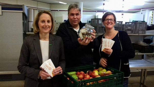 Mitarbeiter der Novitas BKK sammeln für die Tafel