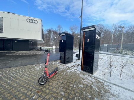 Mikromobilitätsanbieter Voi setzt auf Akkuwechselstationen von Swobbee