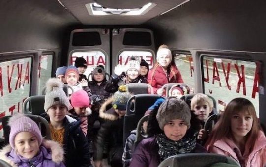 ADRA Ukraine ermöglicht Kindern aus Grenzsiedlung Neujahrsfeier