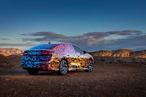 Auf dem Weg zur Weltpremiere: Erster Auftritt der neuen Limousine ID.71 im digitalen Camouflage-Look