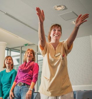 „Humor verbindet“: Über 2.000 Mitarbeitende geschult… und es geht weiter