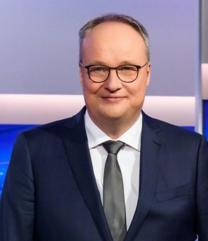 Stiftung LebensBlicke: Oliver Welke ist neuer Schirmherr für den Darmkrebsmonat März 2023