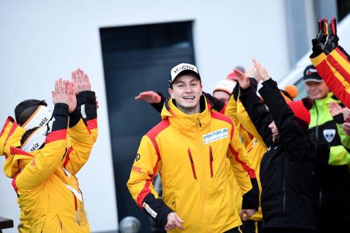 Skeletoni des RC Berchtesgaden wird Juniorenweltmeister / Däne Rasmus Johansen wird Zweiter vor Lukas Nydegger