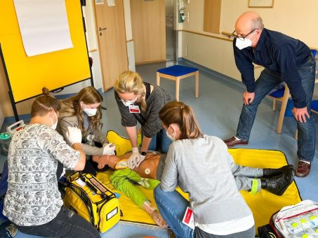 Reanimationstraining – Wertachkliniken kooperieren mit der BRK Rettungsdienstschule in Schwabmünchen