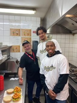 Cheddar und Zwiebelringe für den Baskets-Burger