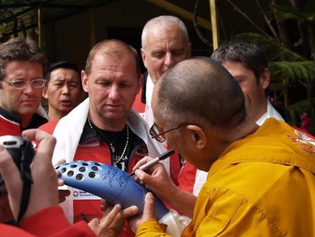Versteigerung: Olympische Fackel mit Dalai Lama-Signatur für guten Zweck
