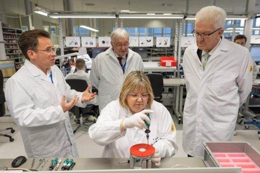 Ministerpräsident Winfried Kretschmann besucht Physik Instrumente (PI) in Karlsruhe