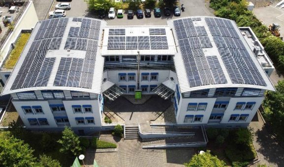 Nachhaltige Stromerzeugung durch Photovoltaik-Anlage bei VARIO