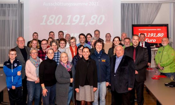 Stiftergemeinschaft der Sparkasse Vorderpfalz übergibt Fördergelder von über 180.000 Euro