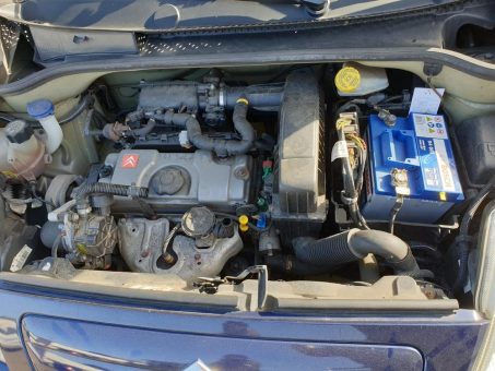 Motorrad und Unfallwagen der Autoverschrottung in Arnsberg