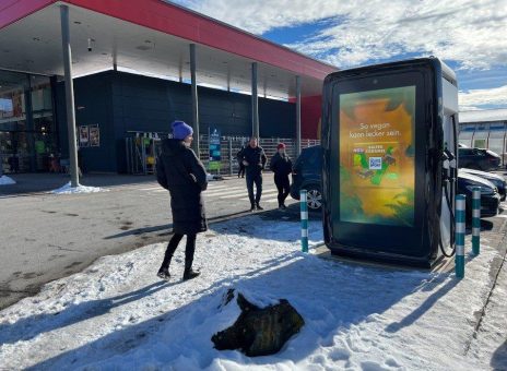 Goldbach setzt mit Ritter Sport erste Kampagne auf E-Ladesäulen von Numbat um