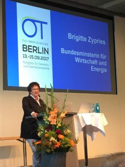 Bundesministerin Brigitte Zypries eröffnete ZVO-Oberflächentage 2017