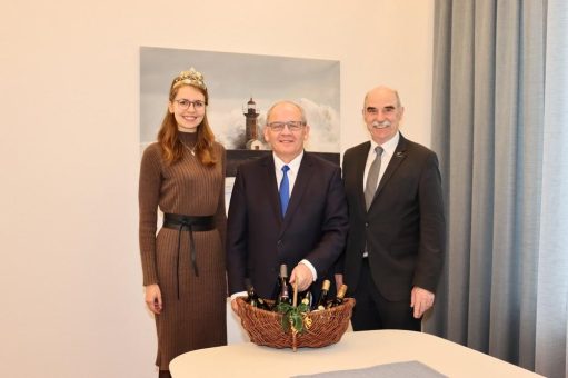 Fränkische Winzer gratulieren Regierungspräsidenten zum Geburtstag