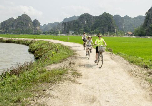 Neue family-Reisen von Studiosus: Stadt-Rallye auf dem Montmartre, Lampions basteln in Hoi An