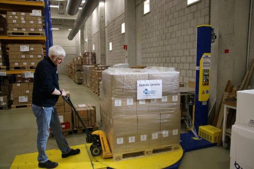action medeor packt Hilfslieferung für Ukraine