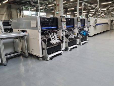Elemaster setzt in der Produktion Meilenstein mit Bestückungsautomaten der Serie AIMEXIIIc von FUJI