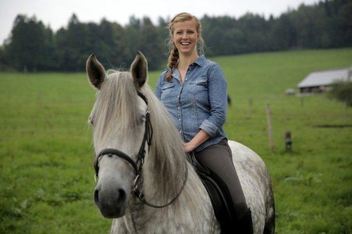 Moderatorin NINA EICHINGER als Pferde-Expertin in „HipHorses – Du und Dein Pferd “ – Komplette 1.Staffel als limitierte DVD-Edition erhältlich!