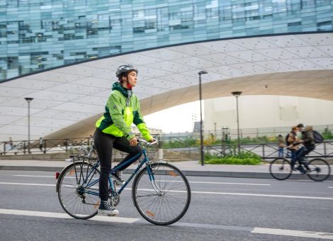 Mehr Sicherheit für gefährdete Verkehrsteilnehmer: Continental entwickelt leicht-erkennbare Jacke