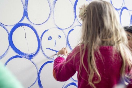 Volkswagen Group Art4All und EPHRA: Kinder entdecken Kunst im Herzen Berlins