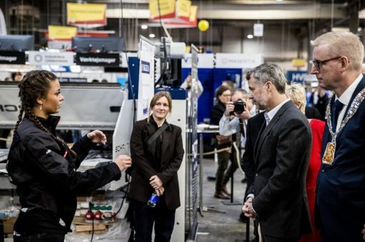 Kronprinz Frederik und dänischer Handwerkernachwuchs lernen Schröder-Maschinen kennen