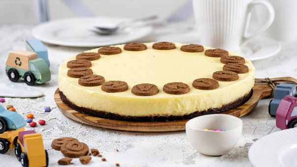 Liebevolles zu Ostern – personalisierter Vanillepudding-Kuchen empfängt Familie und Freunde