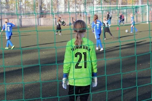 Neue Trikots für Mädchenfußball-Mannschaft: Die Schönhauser Allee Arcaden unterstützen den Frauenfußball des SV Empor Berlin