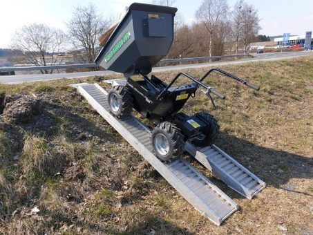 Akkubetriebener Minidumper verfügt über eine elektrische Kippfunktion