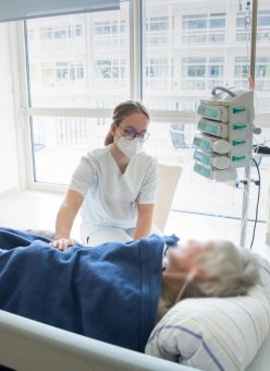 „Sitzwachen“ – die Schutzengel für besonders betreuungsbedürftige Patientinnen und Patienten an der BG Unfallklinik Murnau