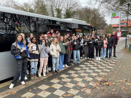 Urkunden für 34 frisch ausgebildete Busbegleiterinnen und Busbegleiter der weiterführenden Schulen in Meerbusch