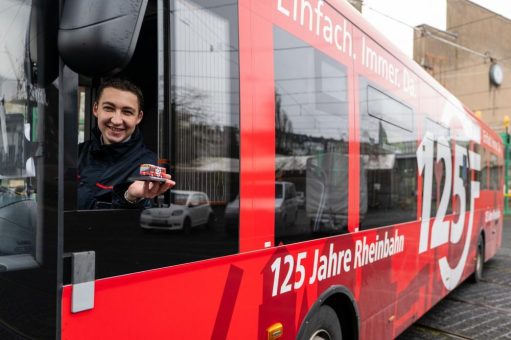 Riese und Zwerg: Jubiläumsbus bekommt „Nachwuchs“ im Miniformat