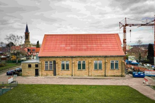 Gebäude in Eppingen bekommt rotes Solardach