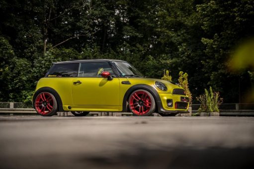 Farbenfrohe Taschenrakete: MINI John Cooper Works auf Barracuda Shoxx-Felgen