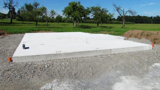 Traumhäuser stehen auf Glatthaar Bodenplatten