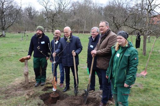 Neue Heimat für alte Sorte – Bundesratspräsident Dr. Peter Tschentscher pflanzt im Rahmen der Initiative „Einheitsbuddeln“ einen Apfelbaum auf Gut Karlshöhe