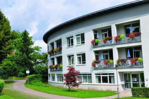 „Den Weg vom Krankenhaus ins Pflegeheim verhindern“: Jubiläumsveranstaltung zum 25-jährigen Bestehen der Geriatrischen Rehaklinik