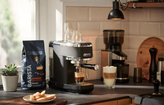 Dolce Vita in der Espresso-Tasse: Mit Lapressa, der ersten Siebträgermaschine von Tchibo