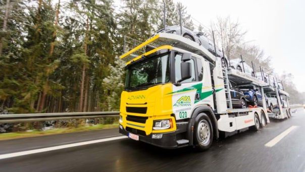 Weltweit erster vollelektrischer Scania Standard-Autotransporter geht in den Einsatz