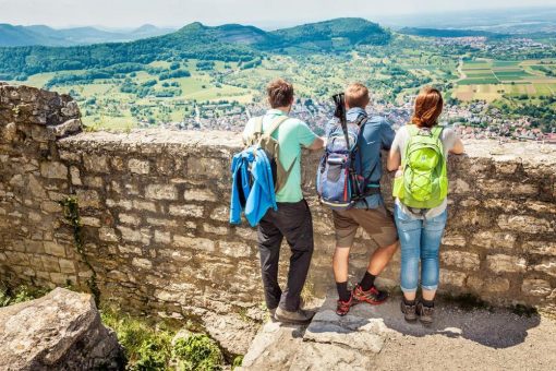 „Hoch gehen führt uns zusammen“ –  Geführte Wanderungen auf den »hochgehbergen«