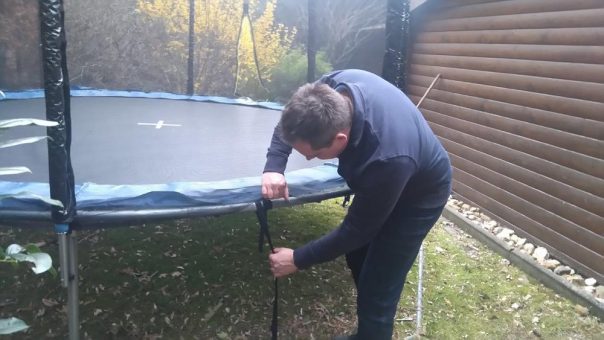 Spielgeräte im Garten: Regelmäßig auf Schäden kontrollieren