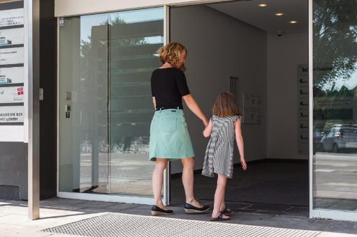 TÜV Rheinland: Kinder an automatischen Türen an die Hand nehmen