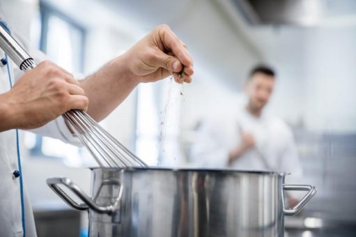 TÜV Rheinland: Essen und Trinken bei Hitze – Tipps für Arbeitgeber und Caterer